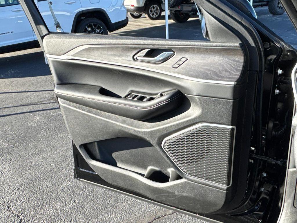 new 2026 Jeep Grand Cherokee car, priced at $39,988