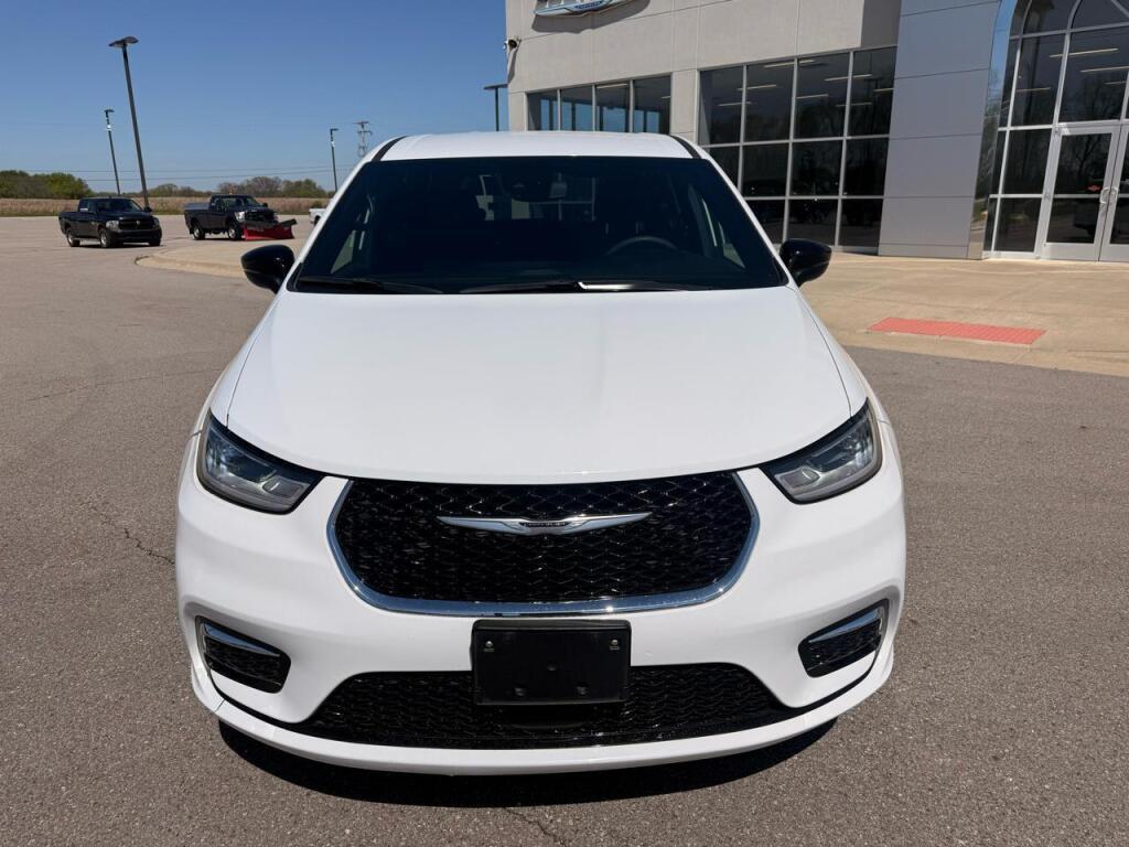 used 2025 Chrysler Pacifica car, priced at $31,995