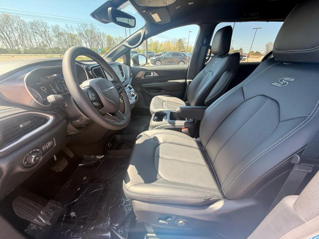 new 2026 Chrysler Pacifica car, priced at $44,497