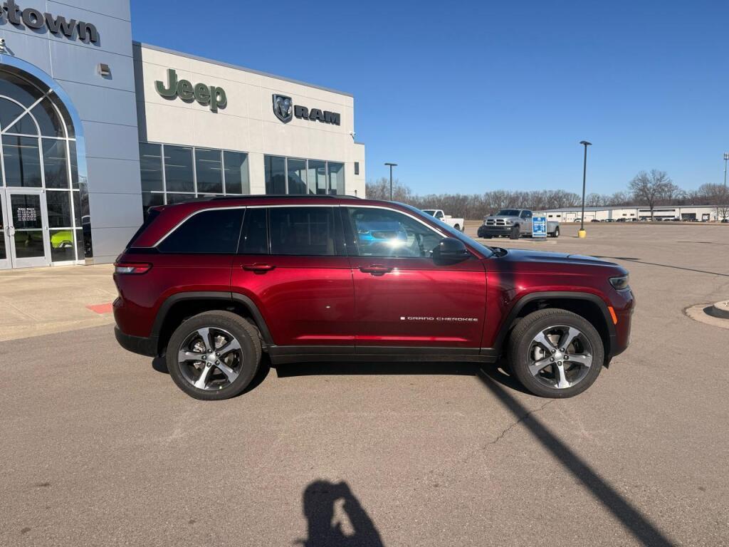 new 2026 Jeep Grand Cherokee car, priced at $47,930