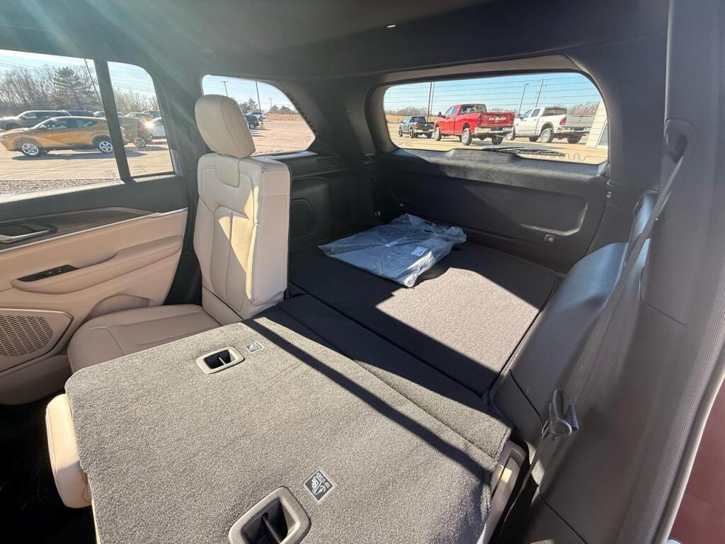 new 2026 Jeep Grand Cherokee car, priced at $47,930