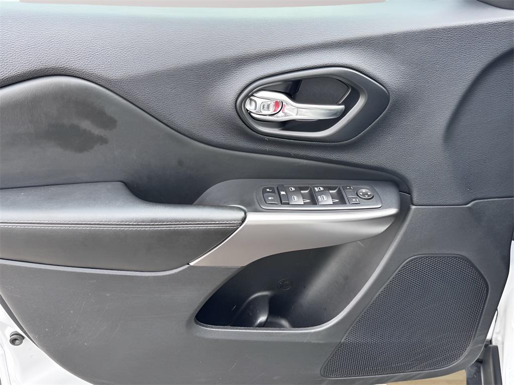 used 2021 Jeep Cherokee car, priced at $17,998