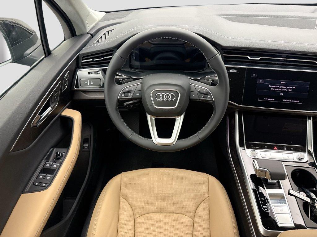 Audi Q7 view 10