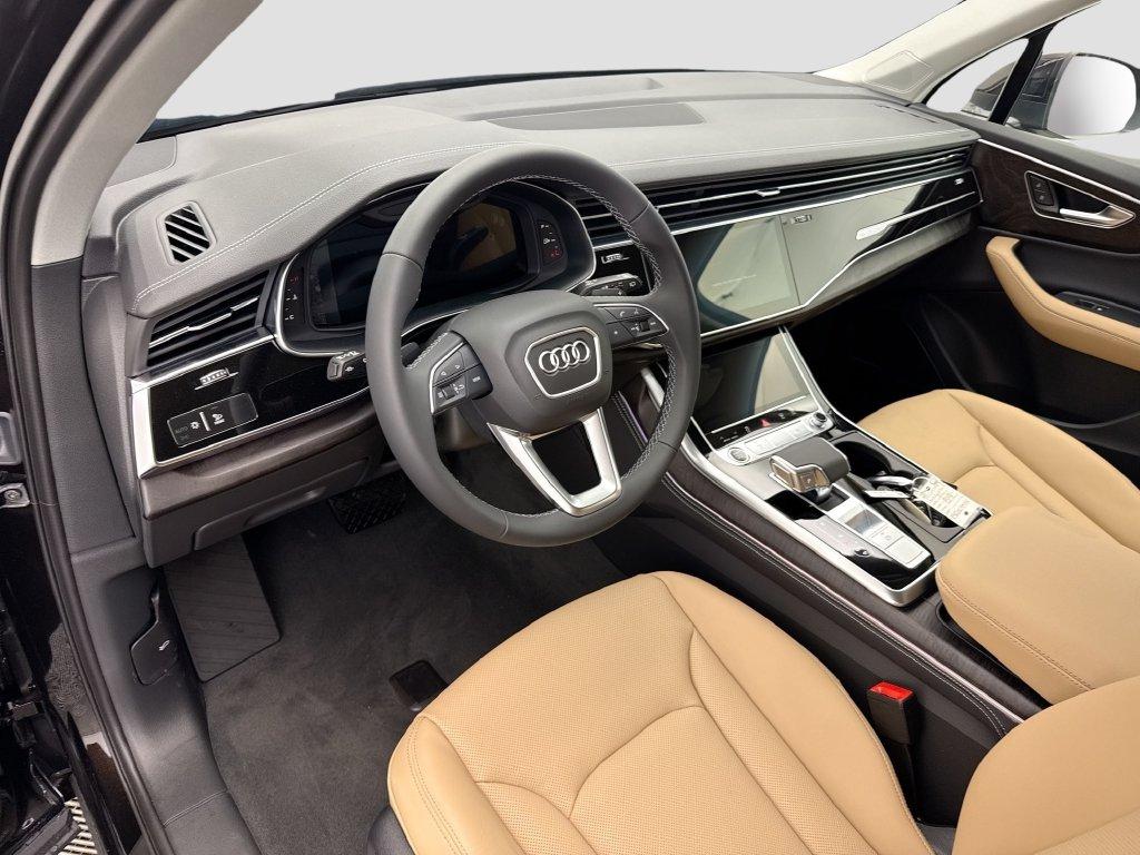 Audi Q7 view 9