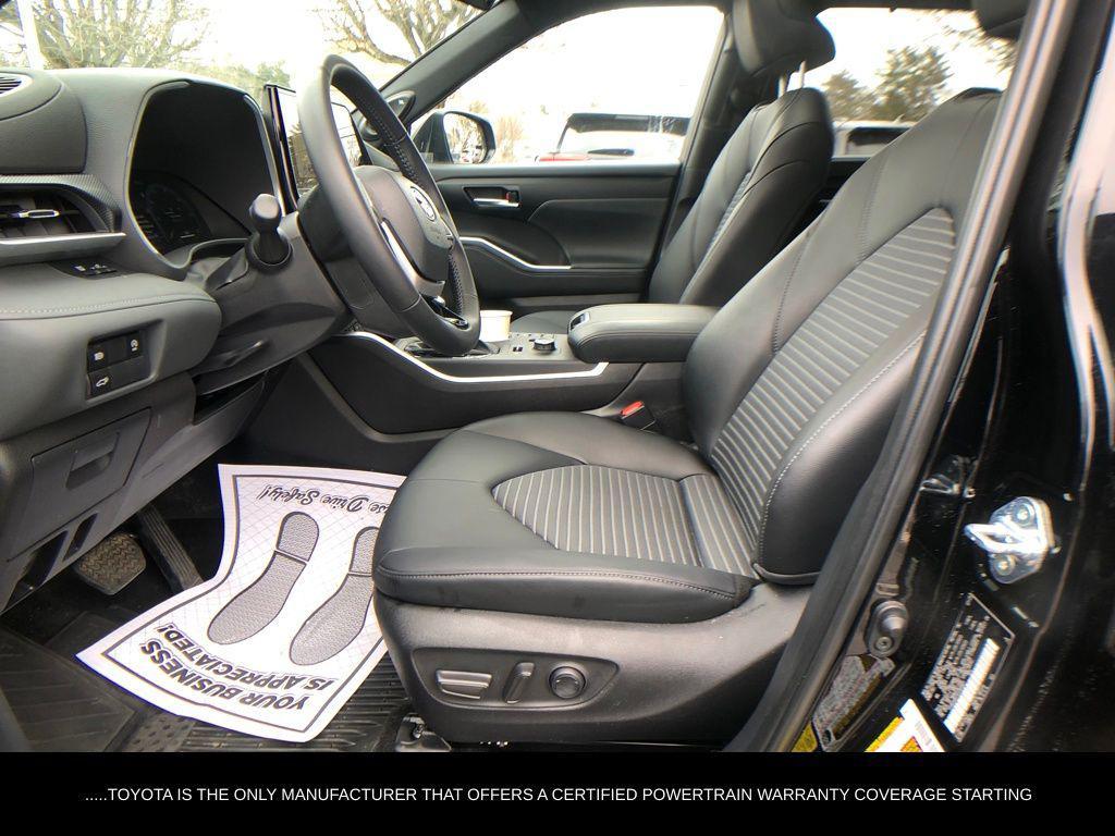 used 2025 Toyota Highlander car, priced at $48,990