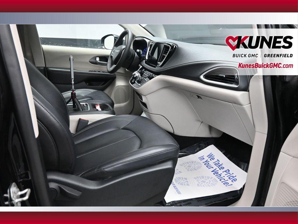 used 2024 Chrysler Pacifica Hybrid car