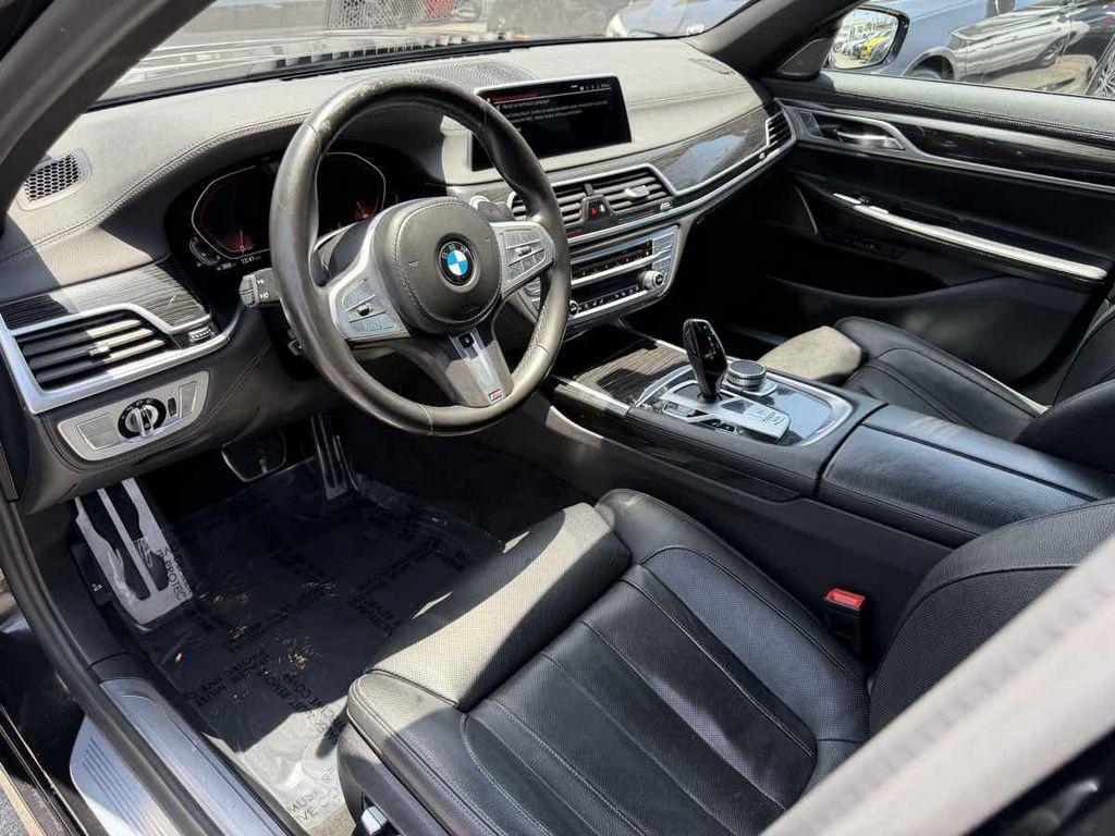 BMW 7 Series view 11