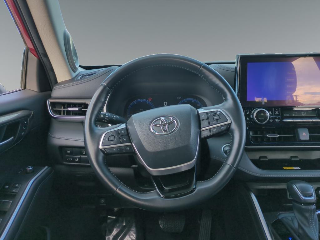 used 2023 Toyota Highlander car, priced at $37,900