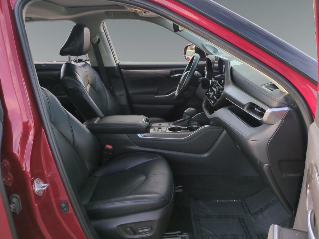 used 2023 Toyota Highlander car, priced at $37,900