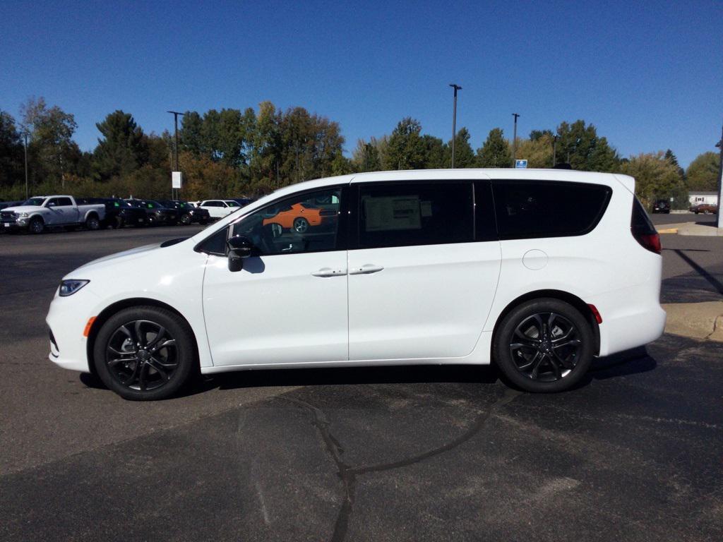 new 2026 Chrysler Pacifica car, priced at $43,565