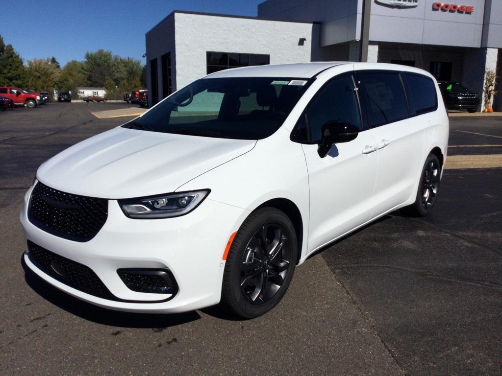 new 2026 Chrysler Pacifica car, priced at $43,565