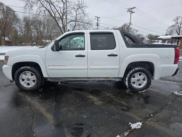used 2007 Chevrolet Avalanche car, priced at $5,999