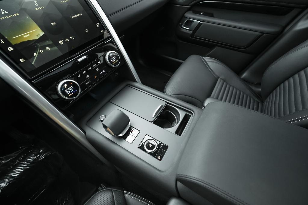 used 2024 Land Rover Discovery car, priced at $41,998