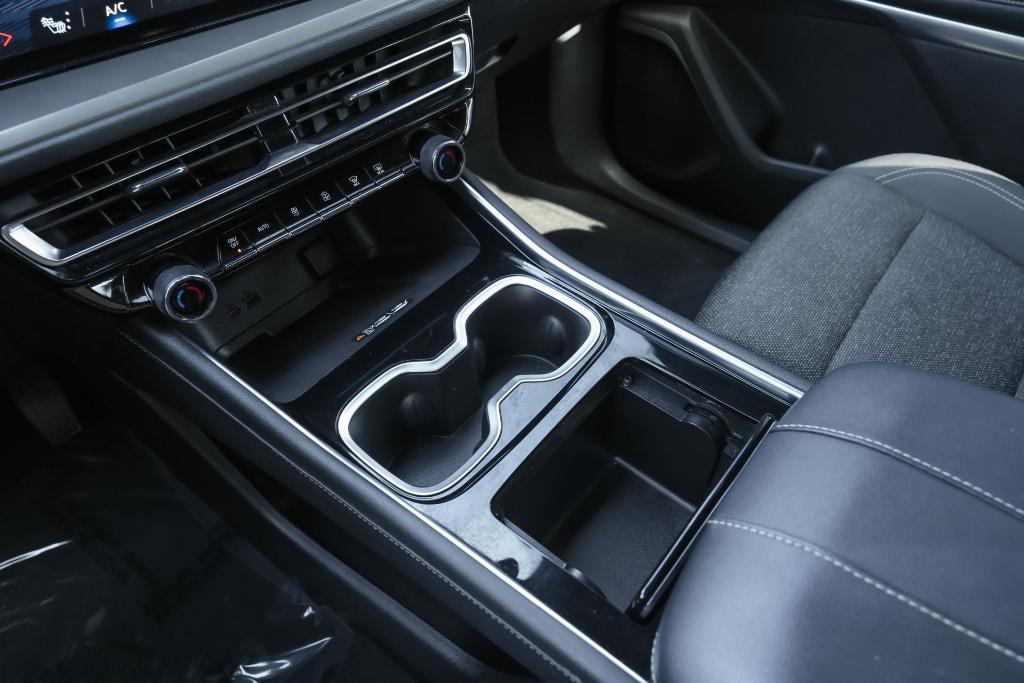 used 2024 Chevrolet Traverse car, priced at $33,352