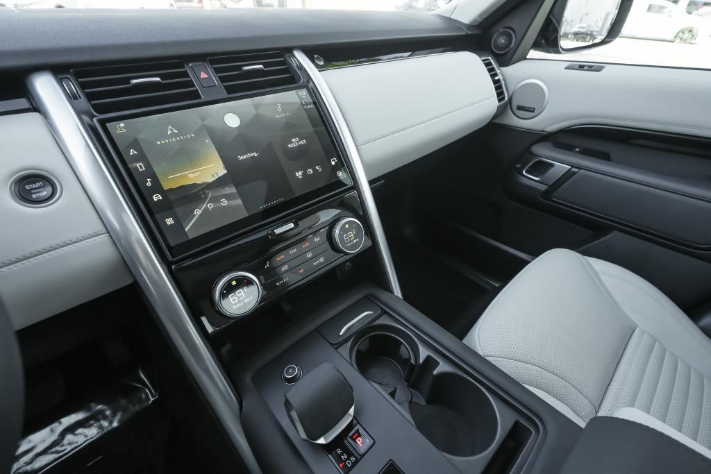 used 2025 Land Rover Discovery car, priced at $41,500