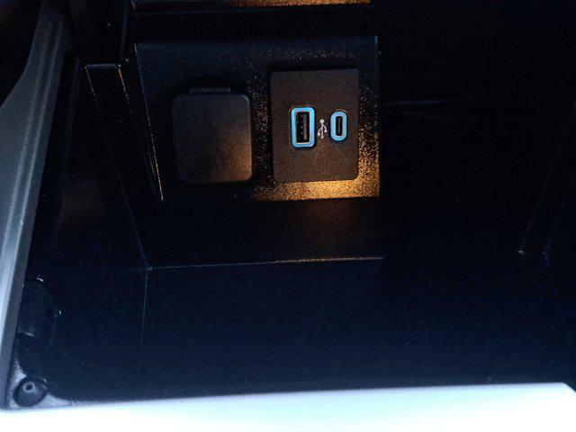 2022 Star White Metallic Tri-Coat Ford Explorer