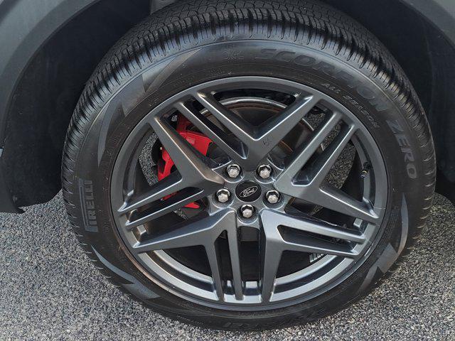 2022 Star White Metallic Tri-Coat Ford Explorer