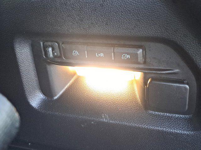 2022 Star White Metallic Tri-Coat Ford Explorer