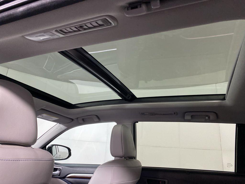 used 2016 Toyota Highlander car, priced at $20,477