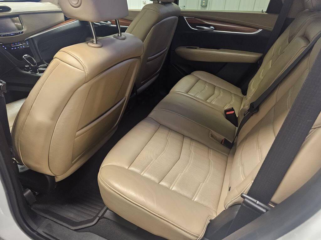 2017 Crystal White Tricoat Cadillac XT5