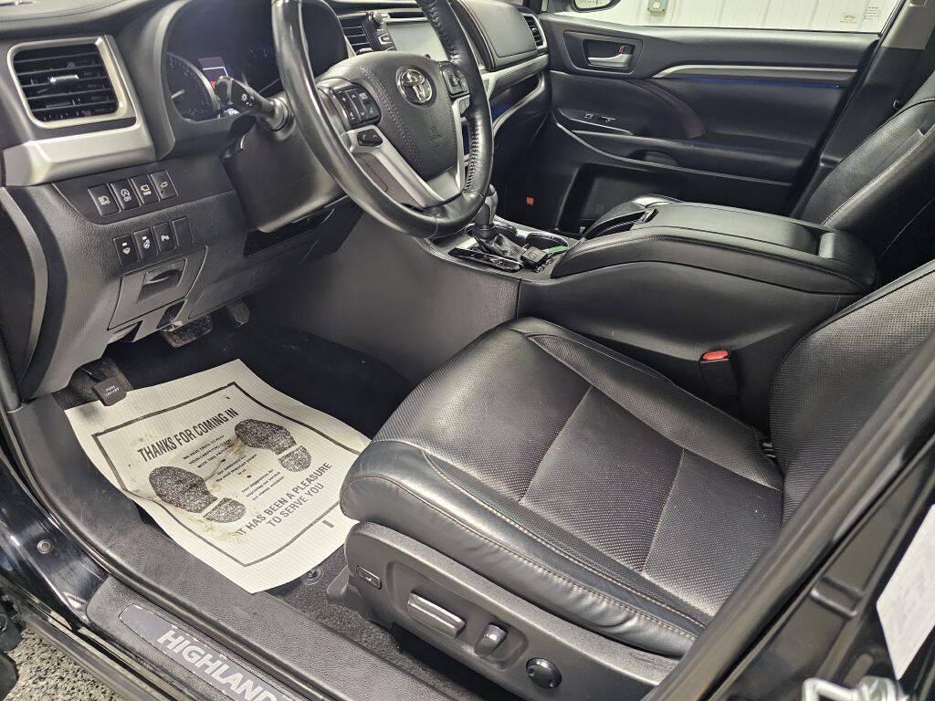 used 2019 Toyota Highlander car, priced at $27,995