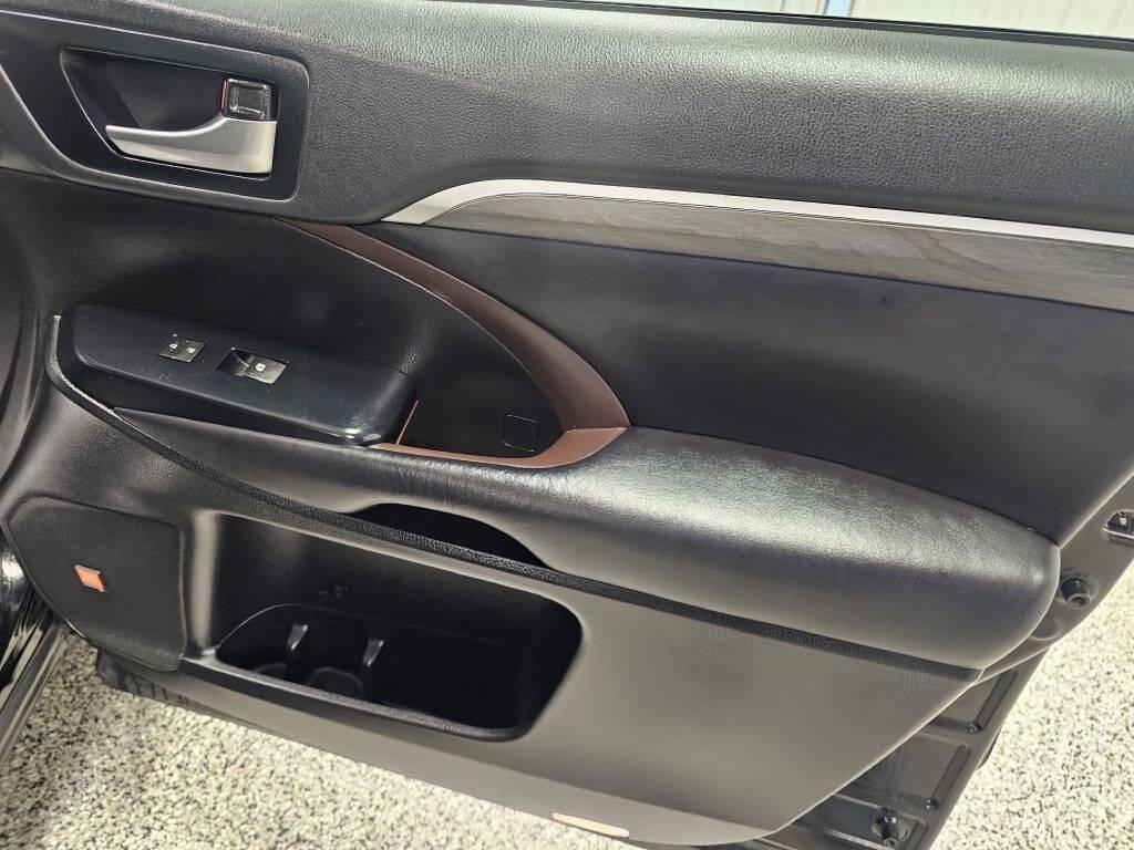 used 2019 Toyota Highlander car, priced at $27,995