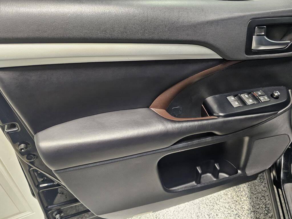 used 2019 Toyota Highlander car, priced at $27,995