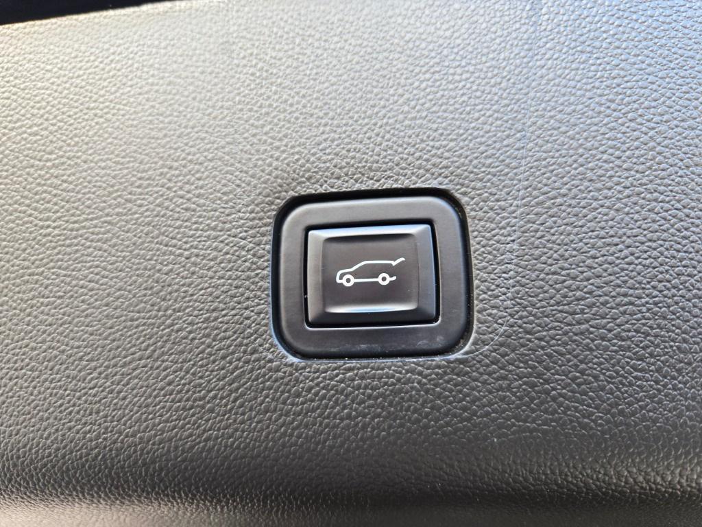 used 2022 Chevrolet Traverse car, priced at $29,950