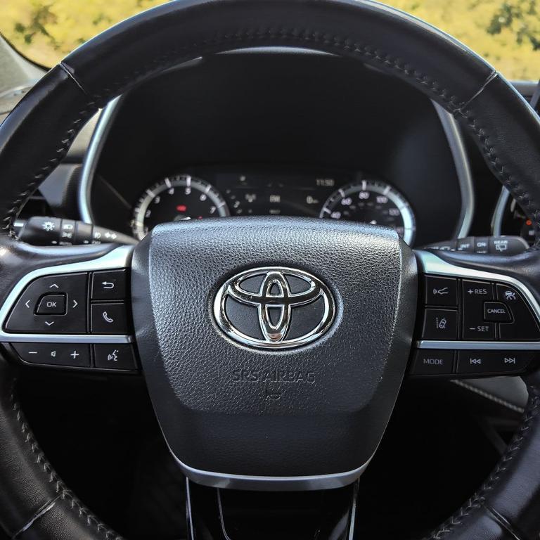 used 2022 Toyota Highlander car, priced at $32,887