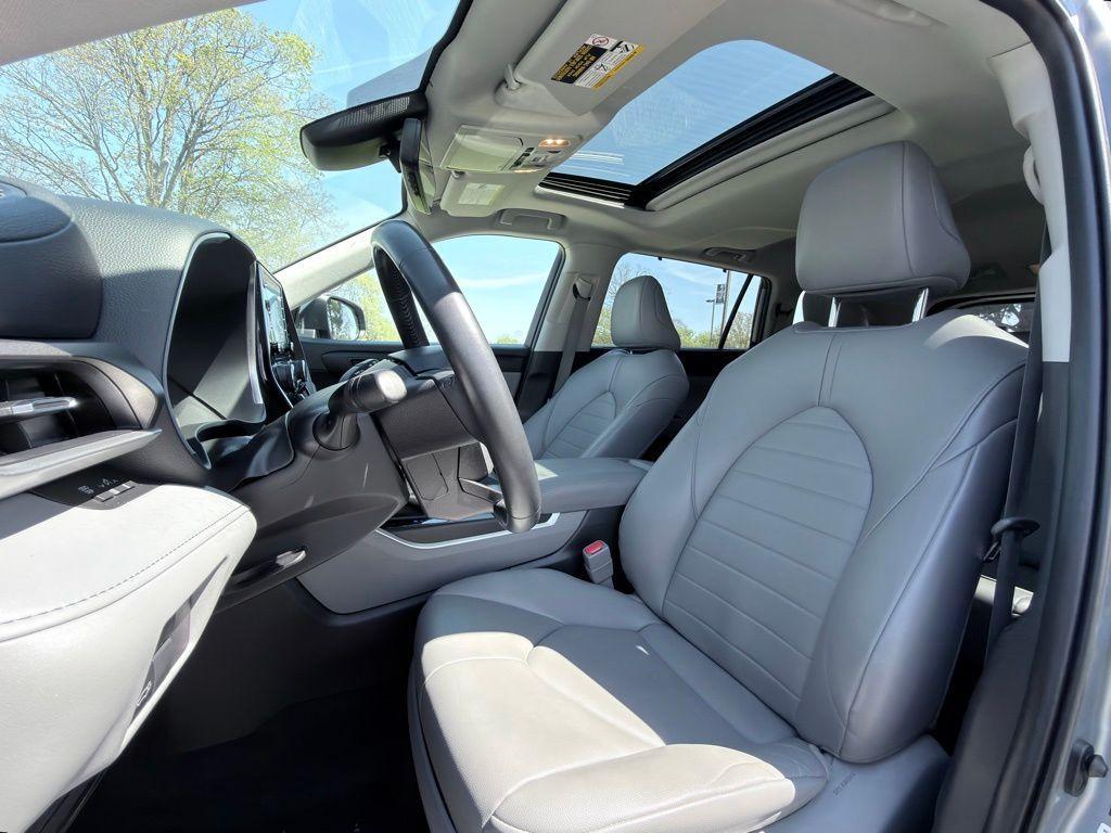 used 2022 Toyota Highlander car, priced at $28,994