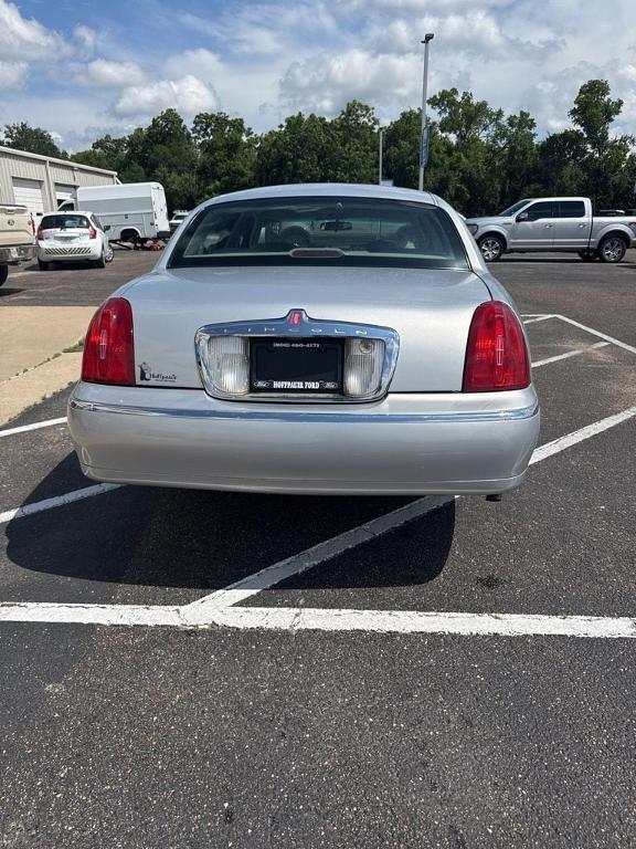 used 1999 Lincoln Town Car car, priced at $9,500