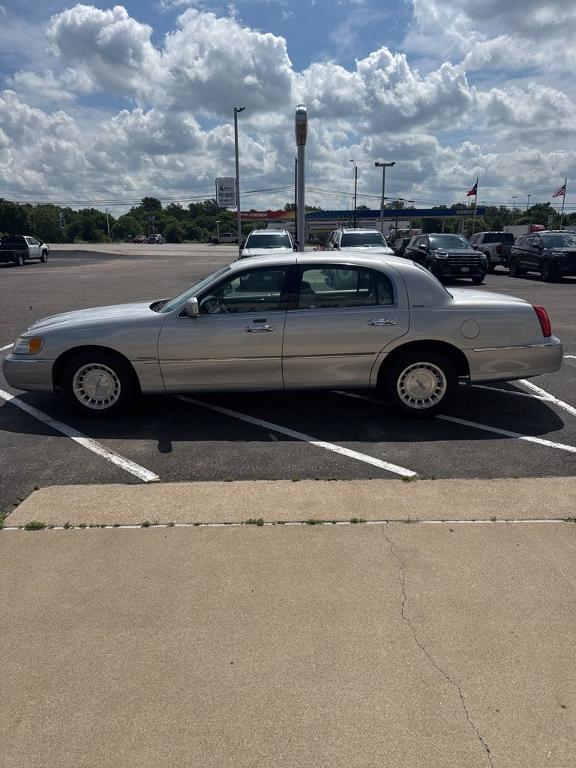 used 1999 Lincoln Town Car car, priced at $9,500