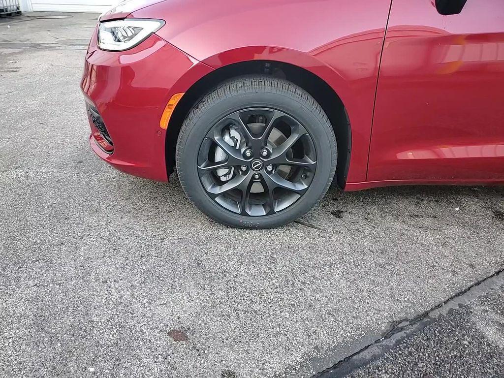 new 2026 Chrysler Pacifica car, priced at $48,876