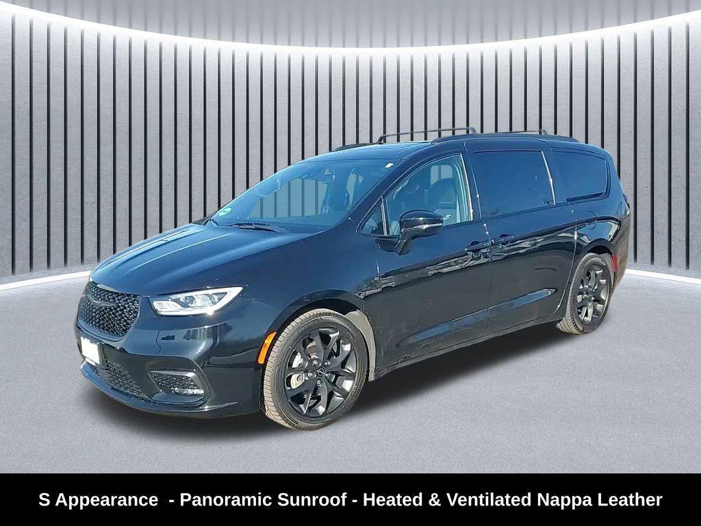 used 2025 Chrysler Pacifica car, priced at $33,988