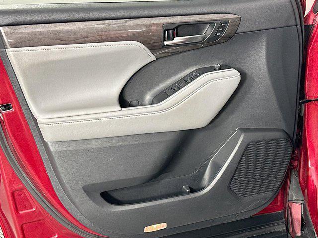 used 2021 Toyota Highlander car, priced at $35,324