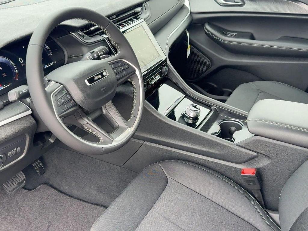 new 2025 Jeep Grand Cherokee car, priced at $33,999