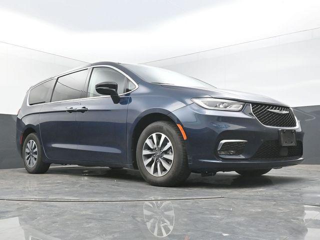 used 2024 Chrysler Pacifica Hybrid car, priced at $28,800