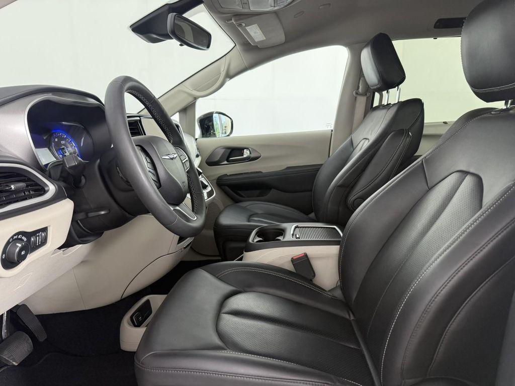 used 2024 Chrysler Pacifica car, priced at $27,998