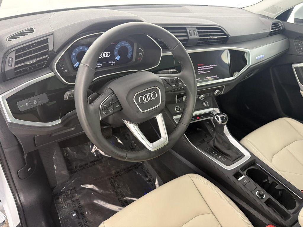 Audi Q3 view 17