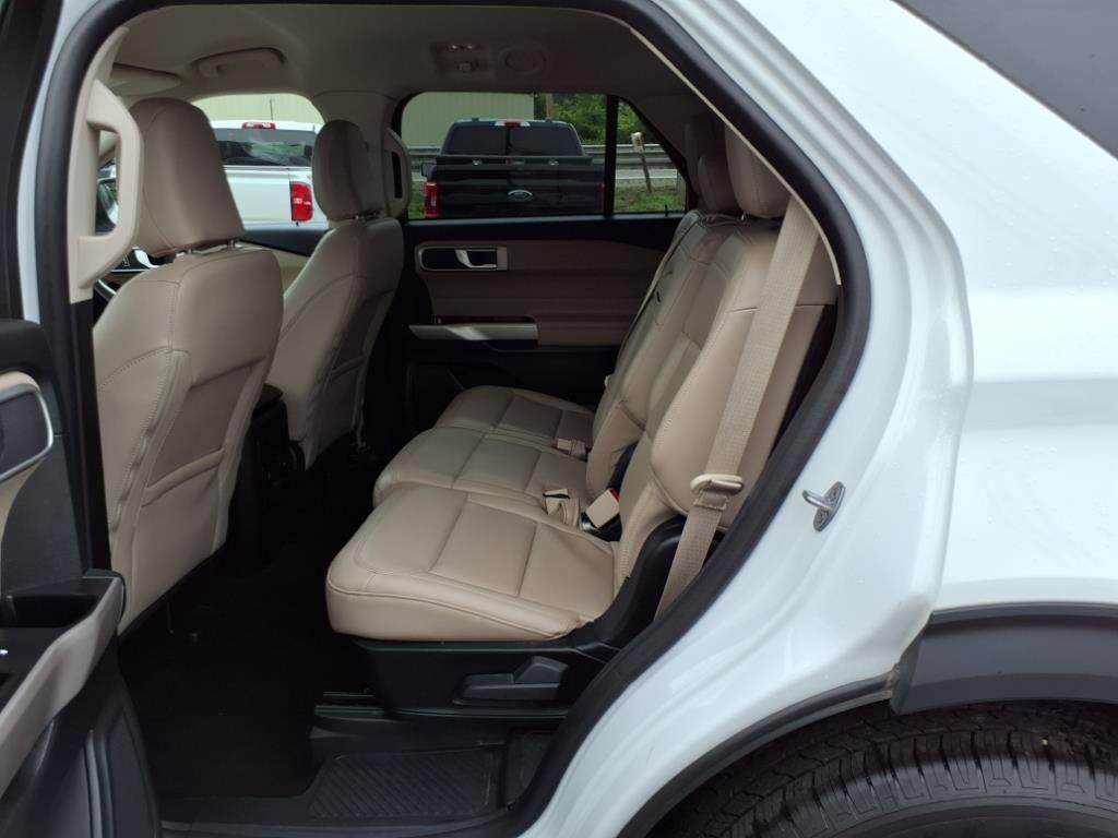 2023 Oxford White Ford Explorer