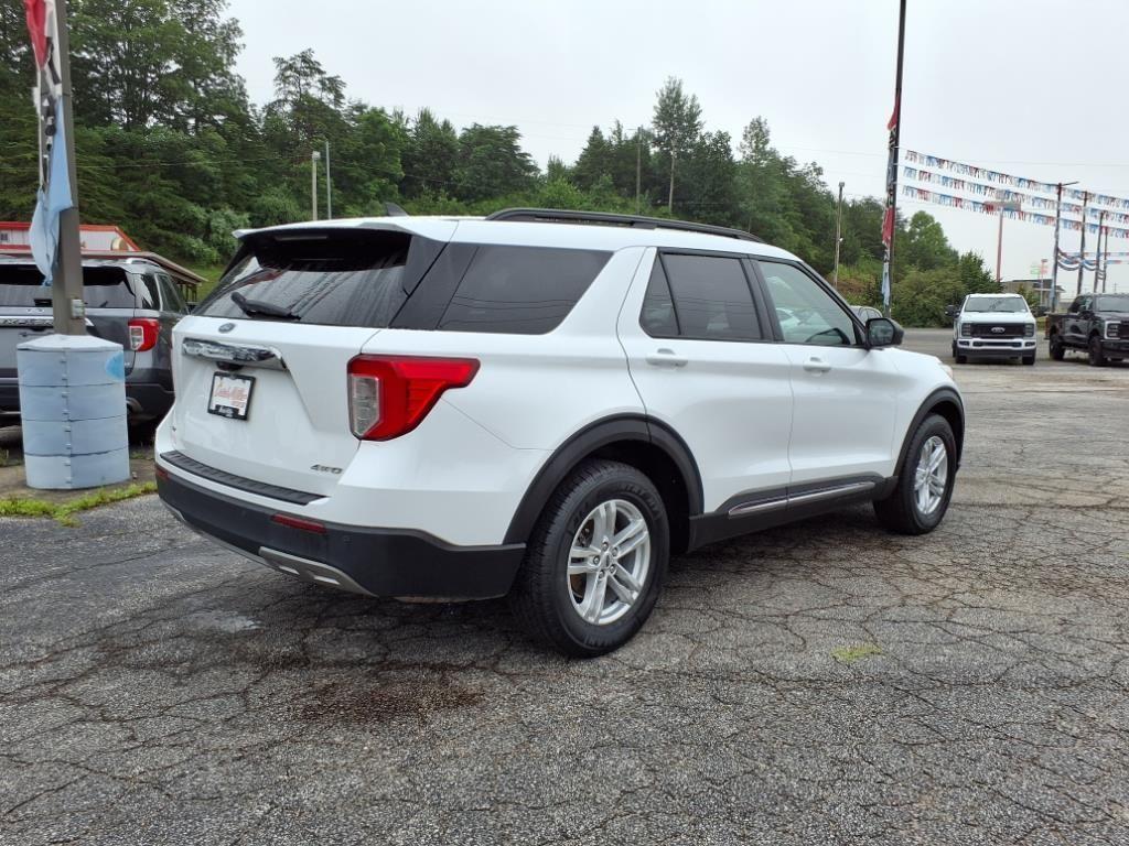 2023 Oxford White Ford Explorer
