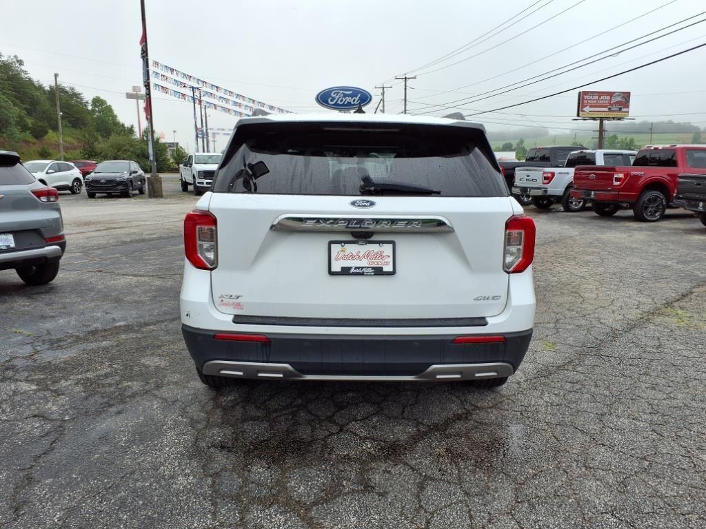 2023 Oxford White Ford Explorer