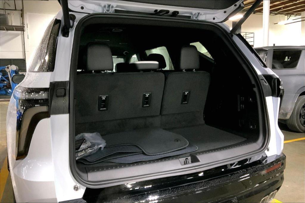 new 2026 Chevrolet Traverse car, priced at $56,990