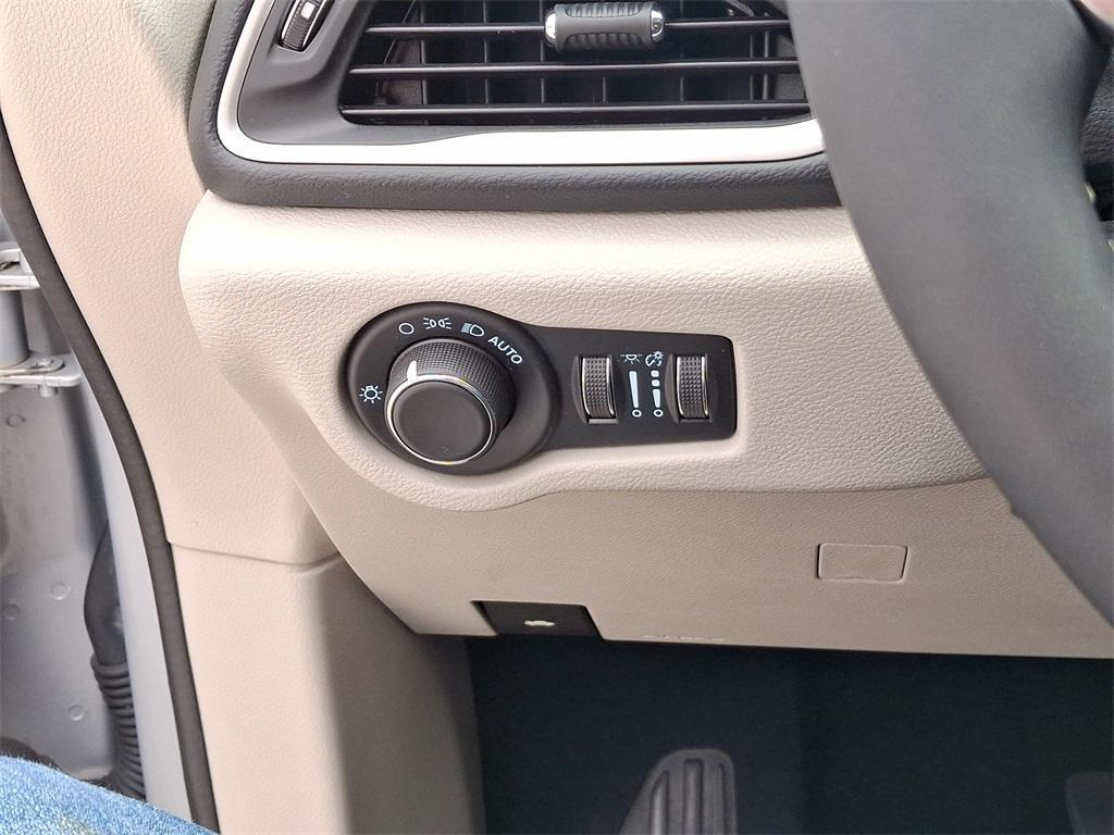 2022 Silver Mist Clearcoat Chrysler Voyager