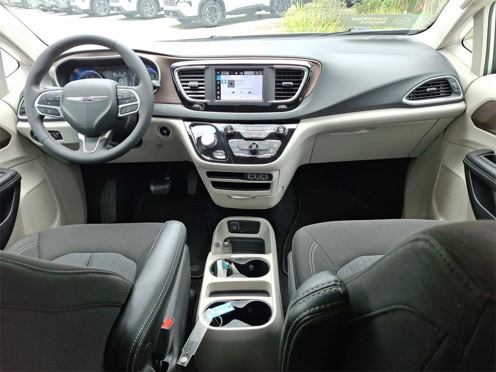 2022 Silver Mist Clearcoat Chrysler Voyager