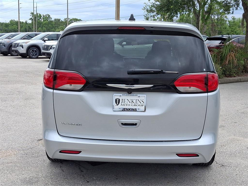 2022 Silver Mist Clearcoat Chrysler Voyager
