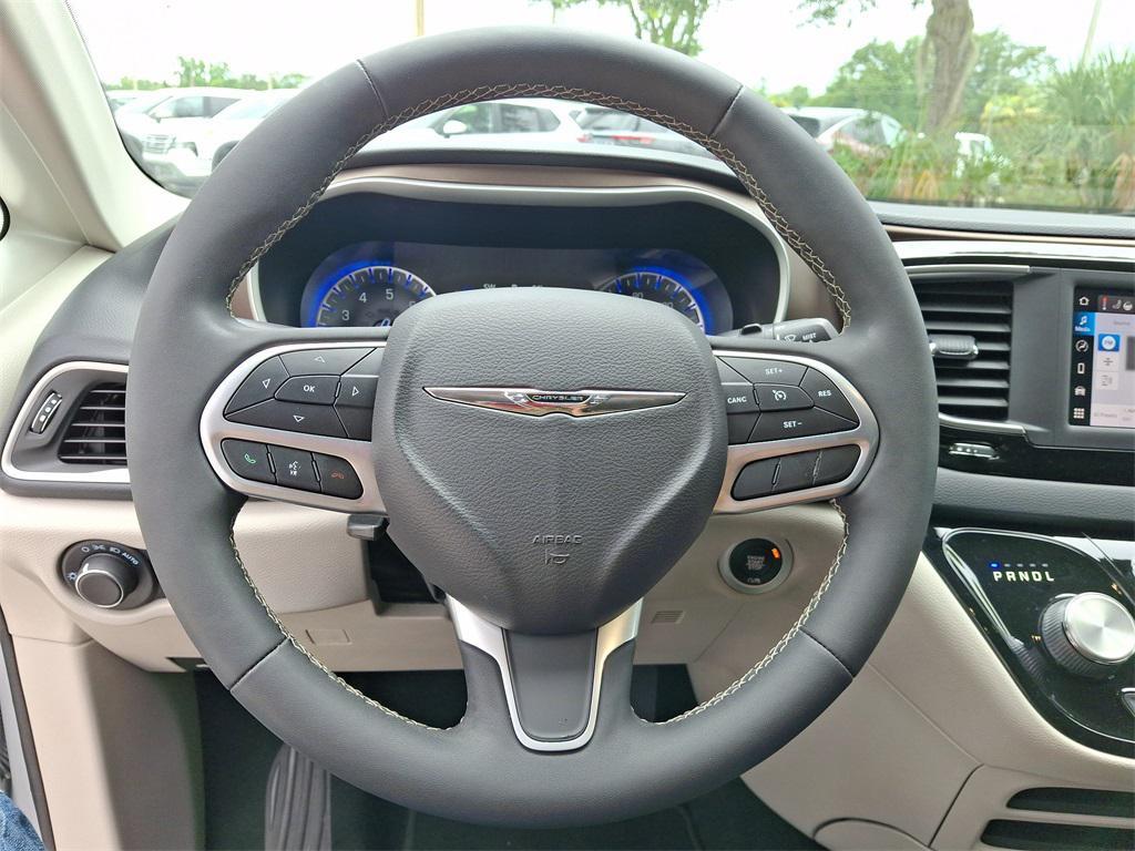2022 Silver Mist Clearcoat Chrysler Voyager