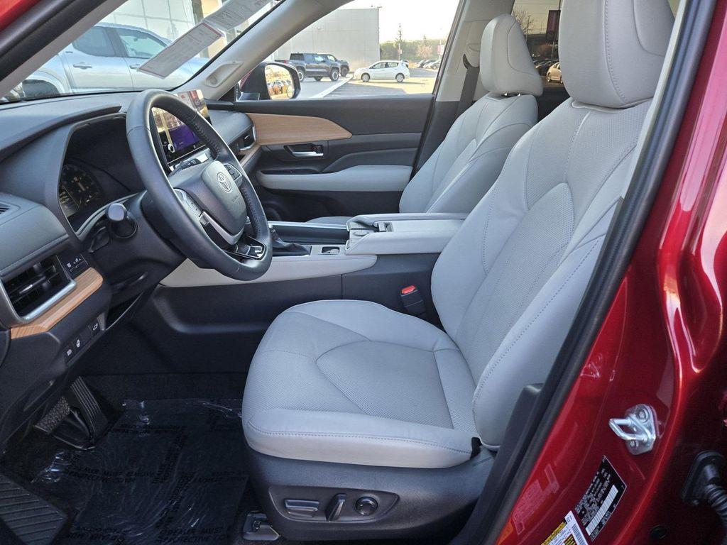 used 2025 Toyota Grand Highlander car, priced at $54,995