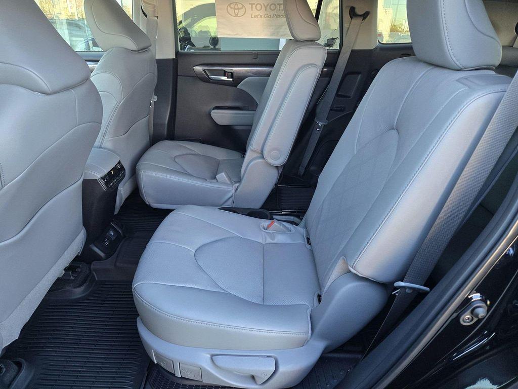 new 2026 Toyota Highlander Hybrid car, priced at $58,443