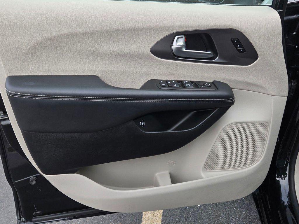 used 2023 Chrysler Pacifica Hybrid car, priced at $26,757